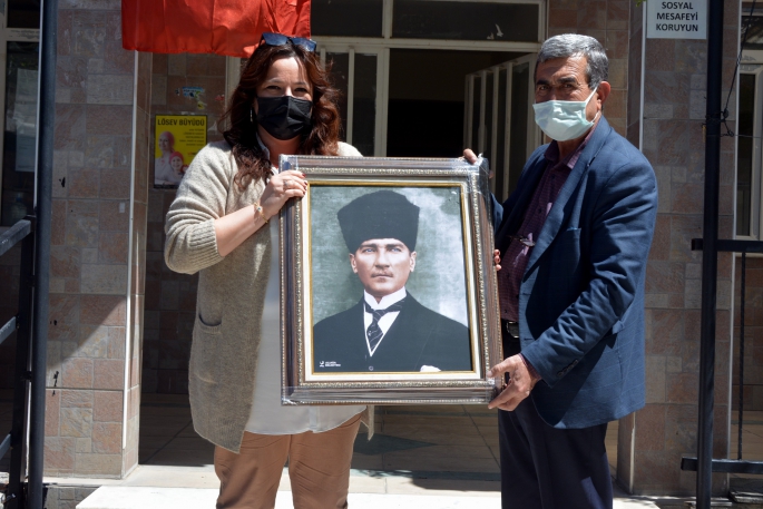 Aliağa Belediyesi’nden Muhtarlara Atatürk Portresi