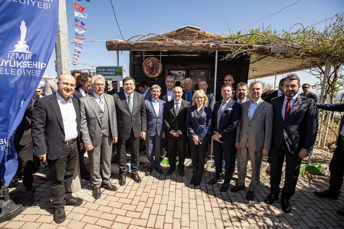 Atıkların Arasında Bir Kütüphane: Hayat Ağacı 