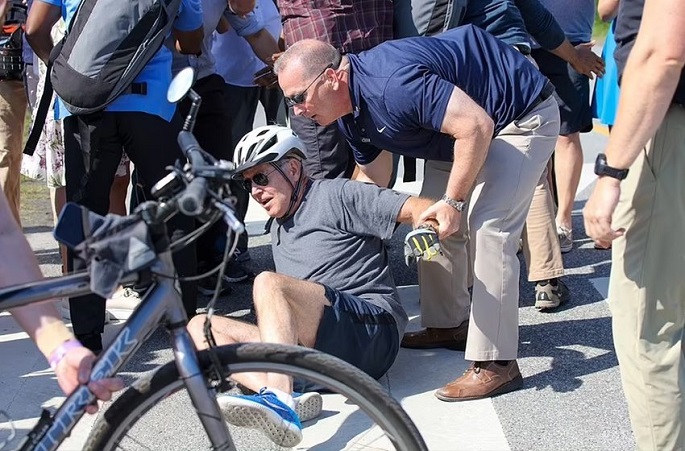 Attan düşenden sonra, bisikletten düşen başkana