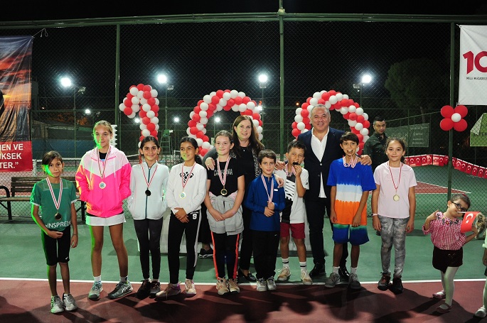 Balçova Cumhuriyet Tenis Turnuvası, öğrencilere burs oldu