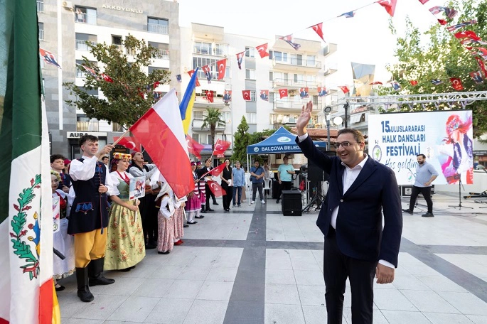 Balçova'da Halk Dansları Festivali’ne Coşku Dolu Açılış