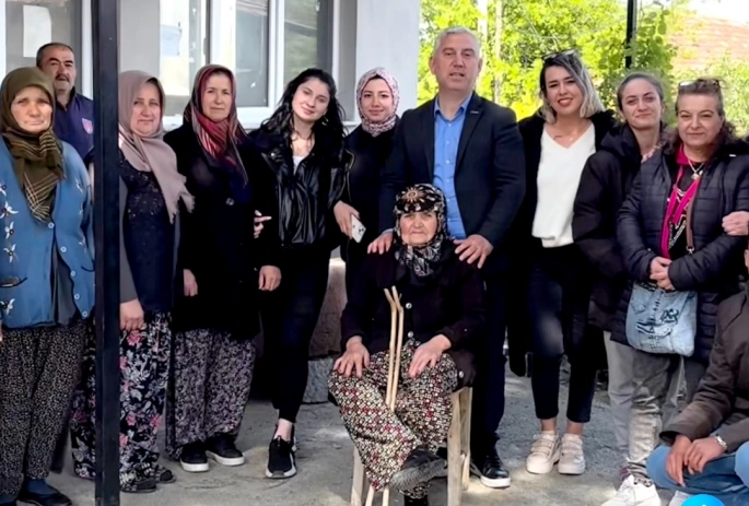 Başkan “Kes Traşı!”: Bergama’da “İyilik İçin Makaslar” Projesi Tartışma Yarattı