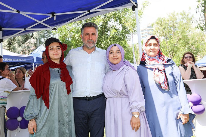 Bayraklı’nın Üreten Kadınları El Emeklerini Sergiledi