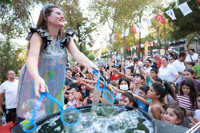 Bayraklı Sokak Festivali’nde Çocuklar Doyasıya Eğlendi