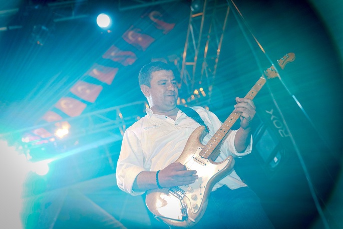 Belediye Başkanı sahnede gitar çaldı
