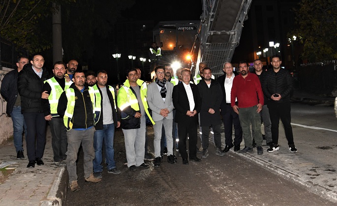 Bornova'da muhtarlardan asfalt teşekkürü