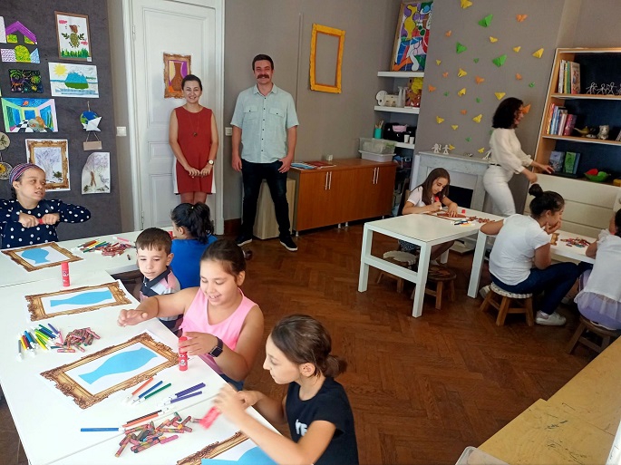 Bornova'da kursiyer çocuklara sanat gezisi