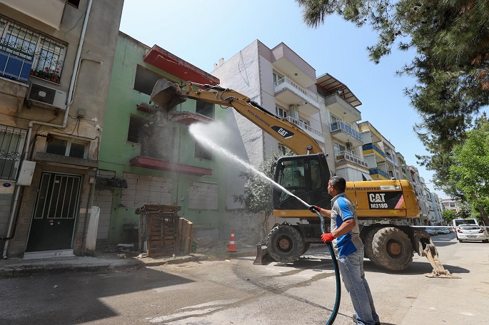 Buca’da Riskli Yapılara Göz Açtırılmıyor