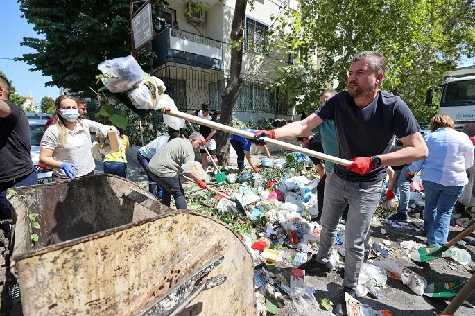 Buca'daki Çöp Krizi'nde, İş Bırakmanın Beşinci Gününde Temizlik 