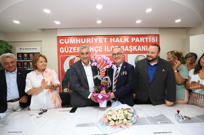 CHP Güzelbahçe’de bayrak değişimi