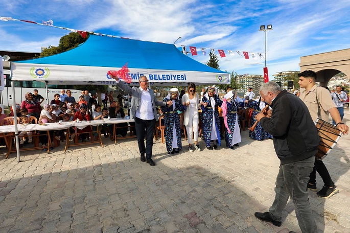 Gaziemir Belediyesi’nden mahalleliye “Tandır Fırını” hizmeti 