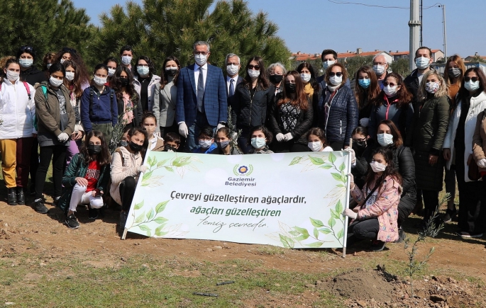 Gaziemirli çocuklar 200 zeytini toprakla buluşturdu