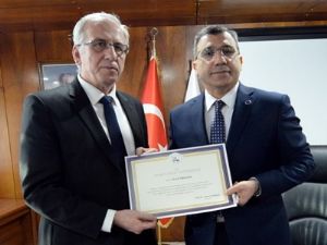 Nevvar Salih İşgören Vakfı'ndan  DEÜ'lü 100 öğrenciye burs