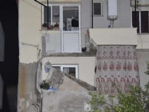 İzmir'de balkon çöktü