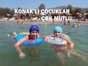 Konaklı çocuklar tatilde bol bol yüzüyor