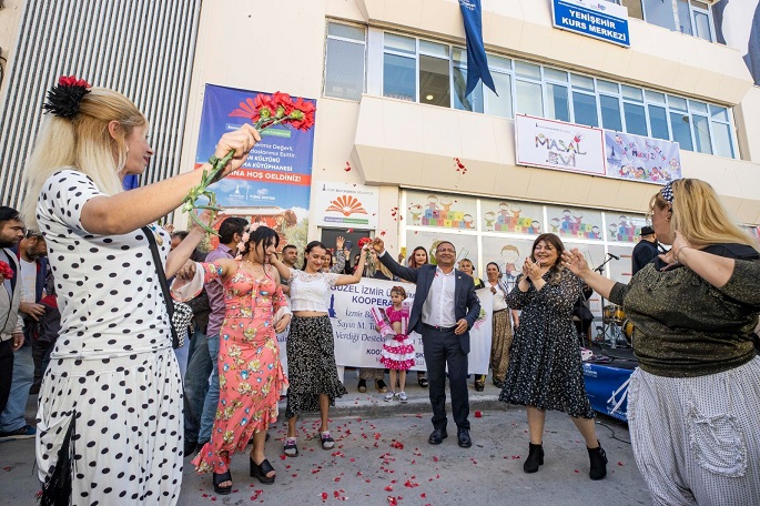 İzmir’de Roman Kültürü Araştırma Kütüphanesi Açıldı