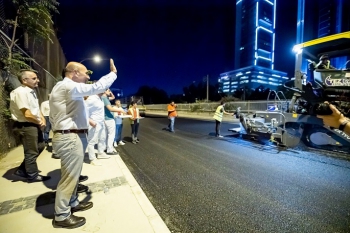 Başkan Soyer Bayraklı ve Bornova'da asfalt serim teftişinde 