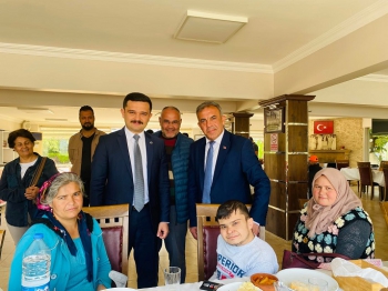 Beydağ'da Başkan Yılmazlar, Engellilerle Kahvaltıda Buluştu