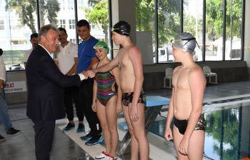 Çamdibi Yarı Olimpik Yüzme Havuzu çocukların vazgeçilmezi 