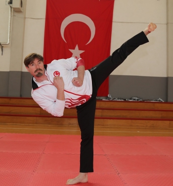 Gaziemir Belediyesi Taekwondo Antrenörü Volkan Yalçınkaya Türkiye Şampiyonu