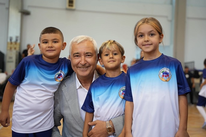 Kemalpaşa'nın Minik Sporcularına Formaları Başkan Türkmen'den