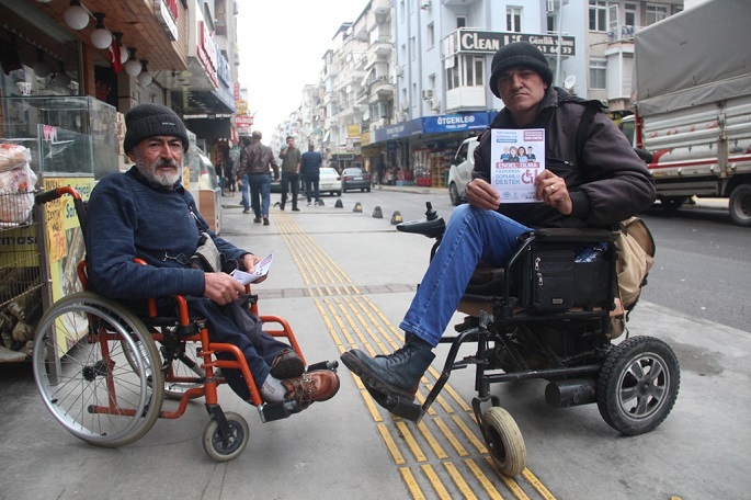 Konak’ta engelsiz yol için yürüdüler