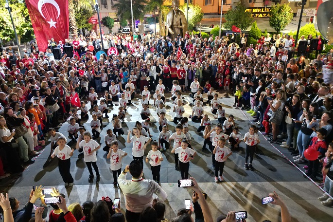 Narlıdere'de 100.Yıl, 'Cumhuriyet Ateşi'yle aydınlandı