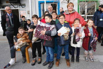 Öğrencilere kitap, annelere bez torba