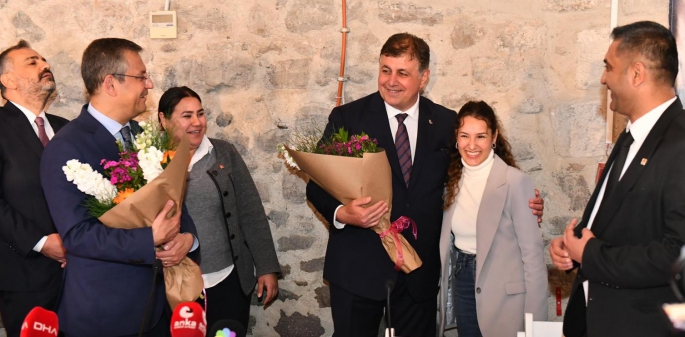 Özel İzmir'den gençlere seslendi: Sandığa gidin