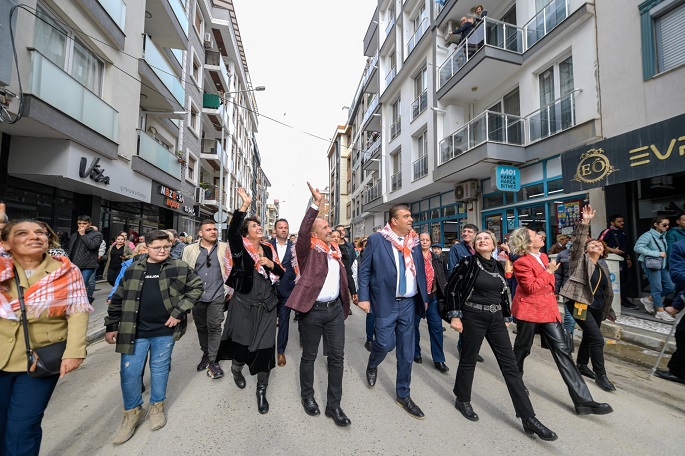 Seferihisar'ın turuncu şenliği 22. kez başladı