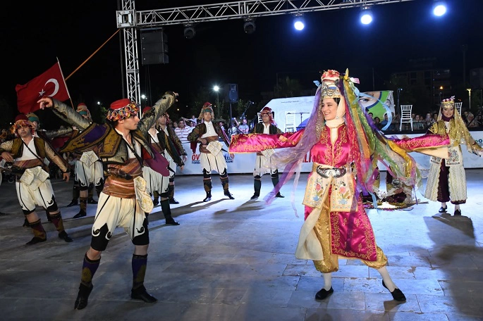 Torbalı'da Uluslararası Halk Dansları Gecesi