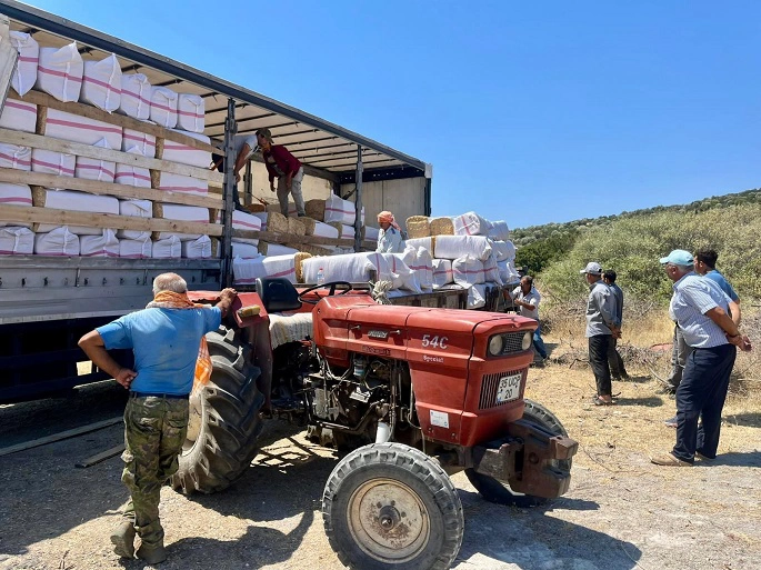 Urla Belediyesinden Zeytineli’ne 19 Ton Saman Desteği