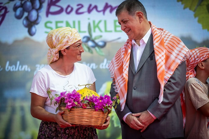 Urla’nın Renkli Geleneksel Bağbozumu Şenliği Başladı