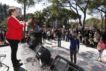 Yenilenen parklarda çocuk şenliği