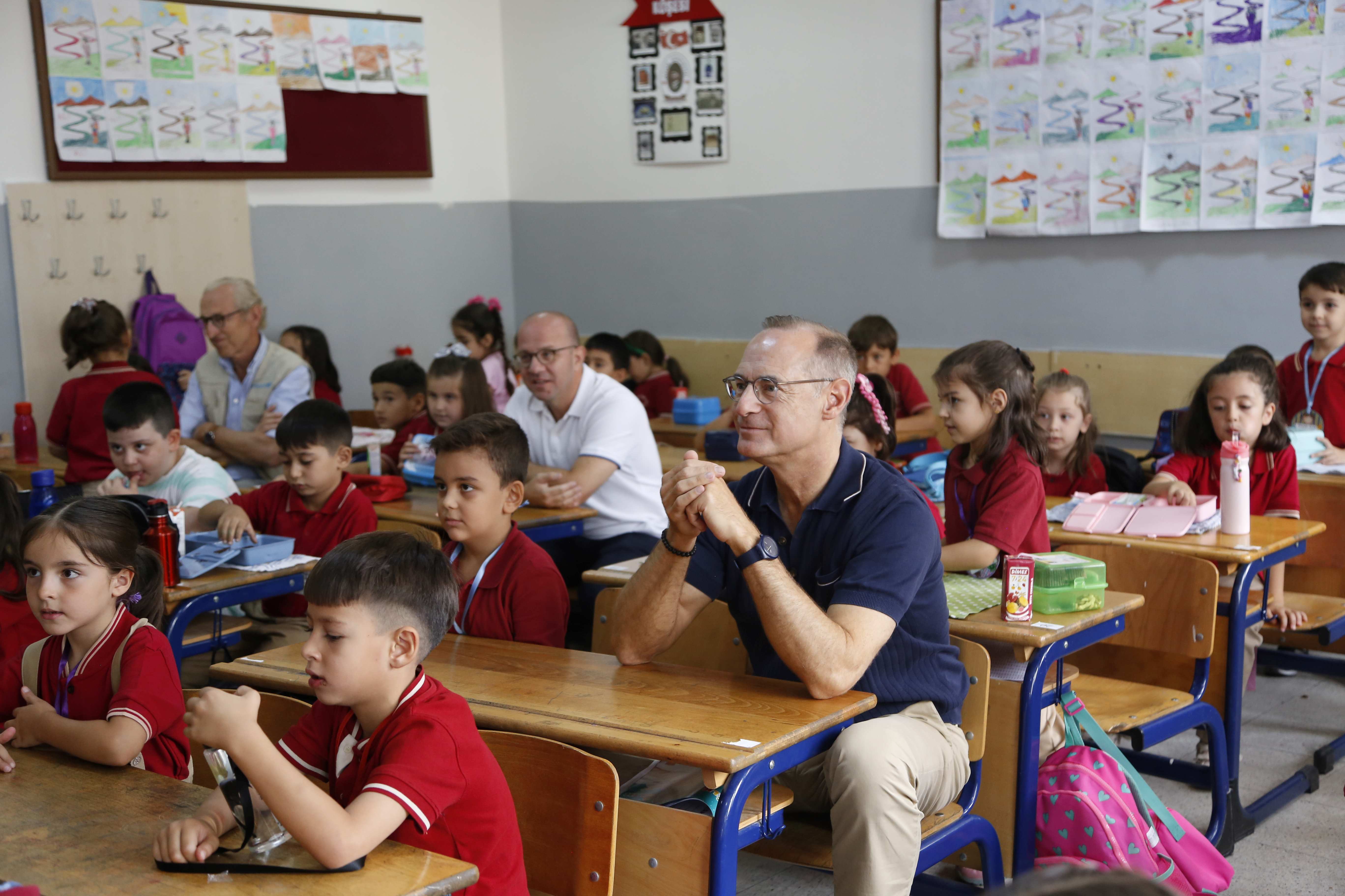 Allianz Türkiye CEO’su Tolga Gürkan, UNICEF'le deprem bölgesi gezdi