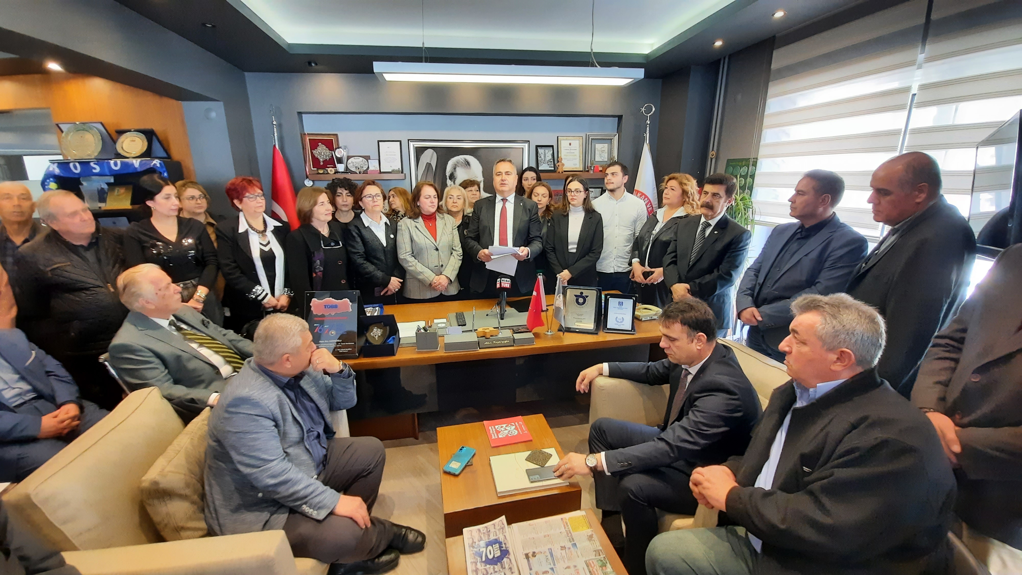 Avukat Aydın Özcan CHP İzmir milletvekilliği aday adaylığını açıkladı.