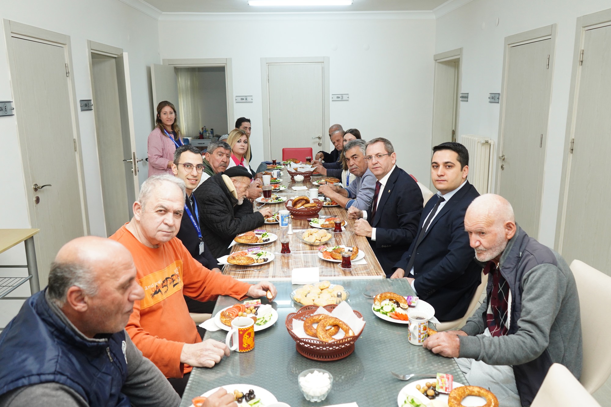 BAŞKAN ERGİN YAŞLI BAKIM EVİ SAKİNLERİYLE KAHVALTI YAPTI