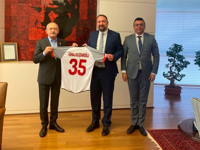 Başkan Gümrükçü, “Avrupa Spor Kenti” Ödülü Kemal Kılıçdaroğlu’na Takdim Etti