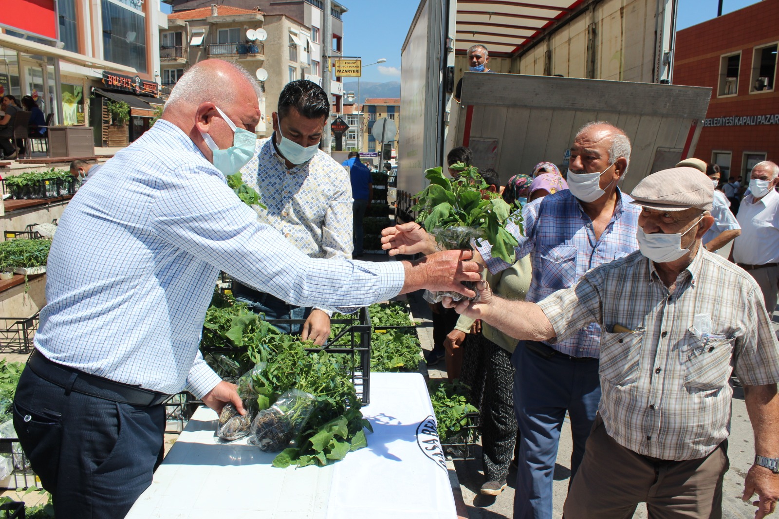 BAŞKAN KARAKAYALI’DAN VATANDAŞA 50 BİN FİDE DESTEĞİ