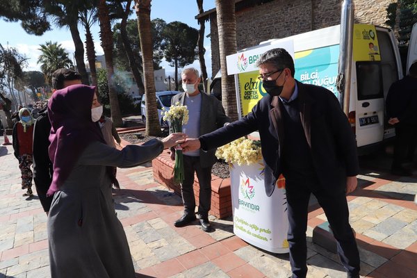 Bayındır Belediyesi Turan Nergisi Dağıttı