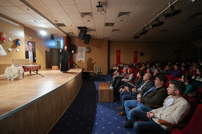 “Ben Kimim” tiyatro oyununa yoğun ilgi