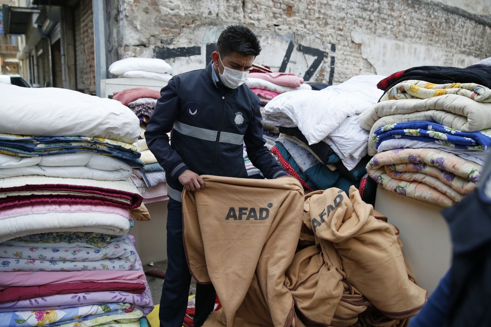 Depremzedelerin battaniyeleri işportadan toplandı