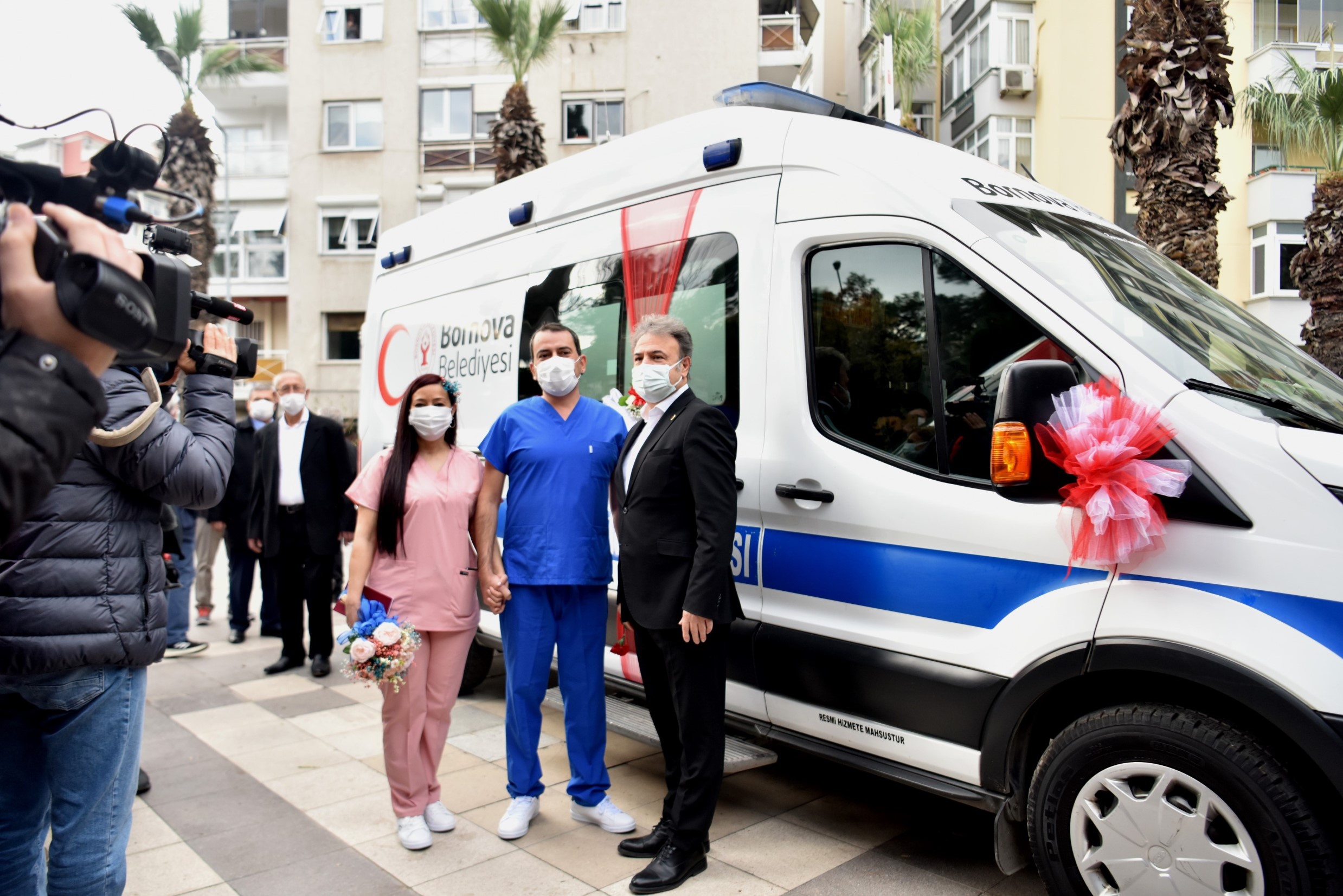 Doktor önlüğü gelinlik ve damatlık, ambulans gelin arabası oldu  