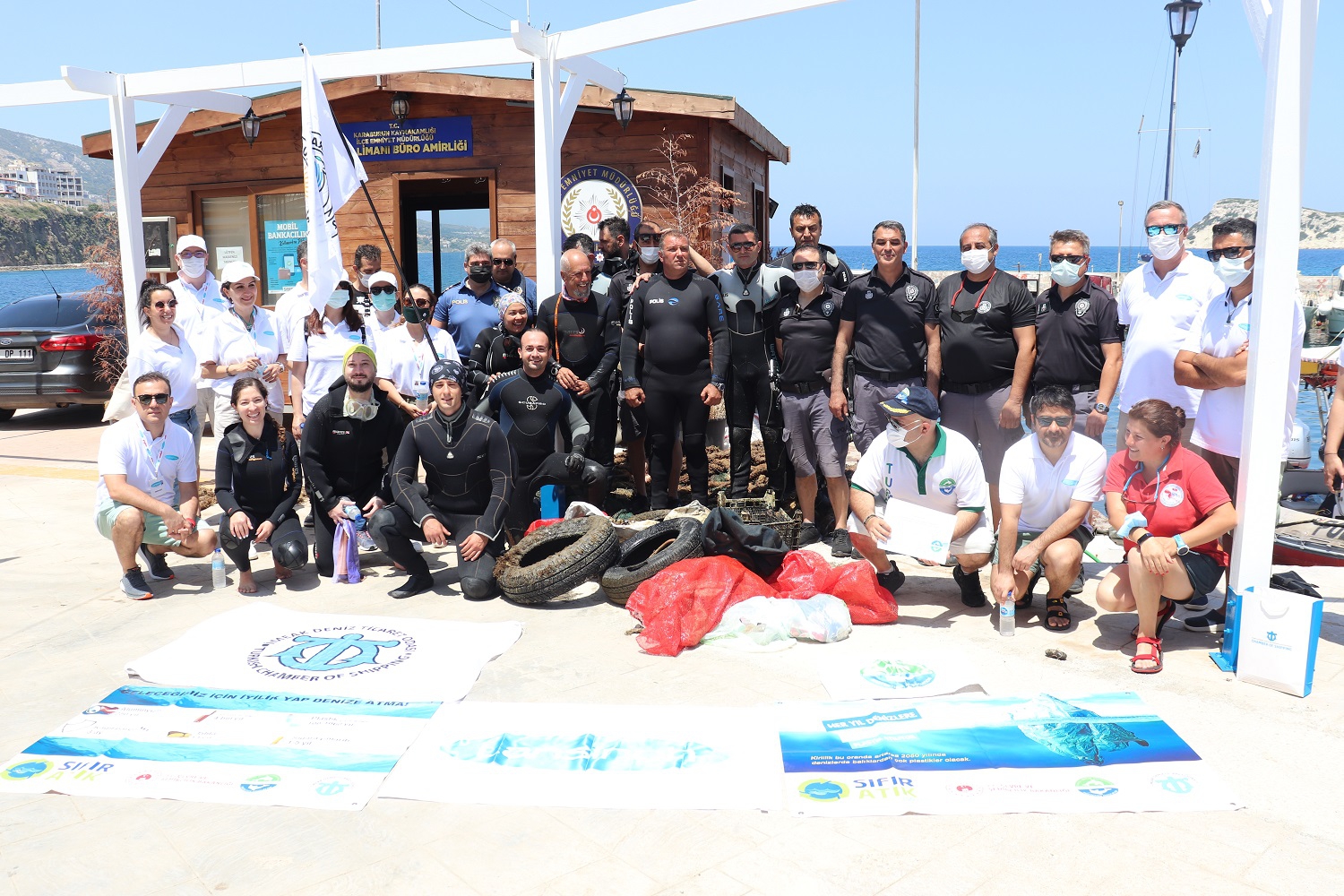 Karaburun’da hayalet ağlar temizlendi