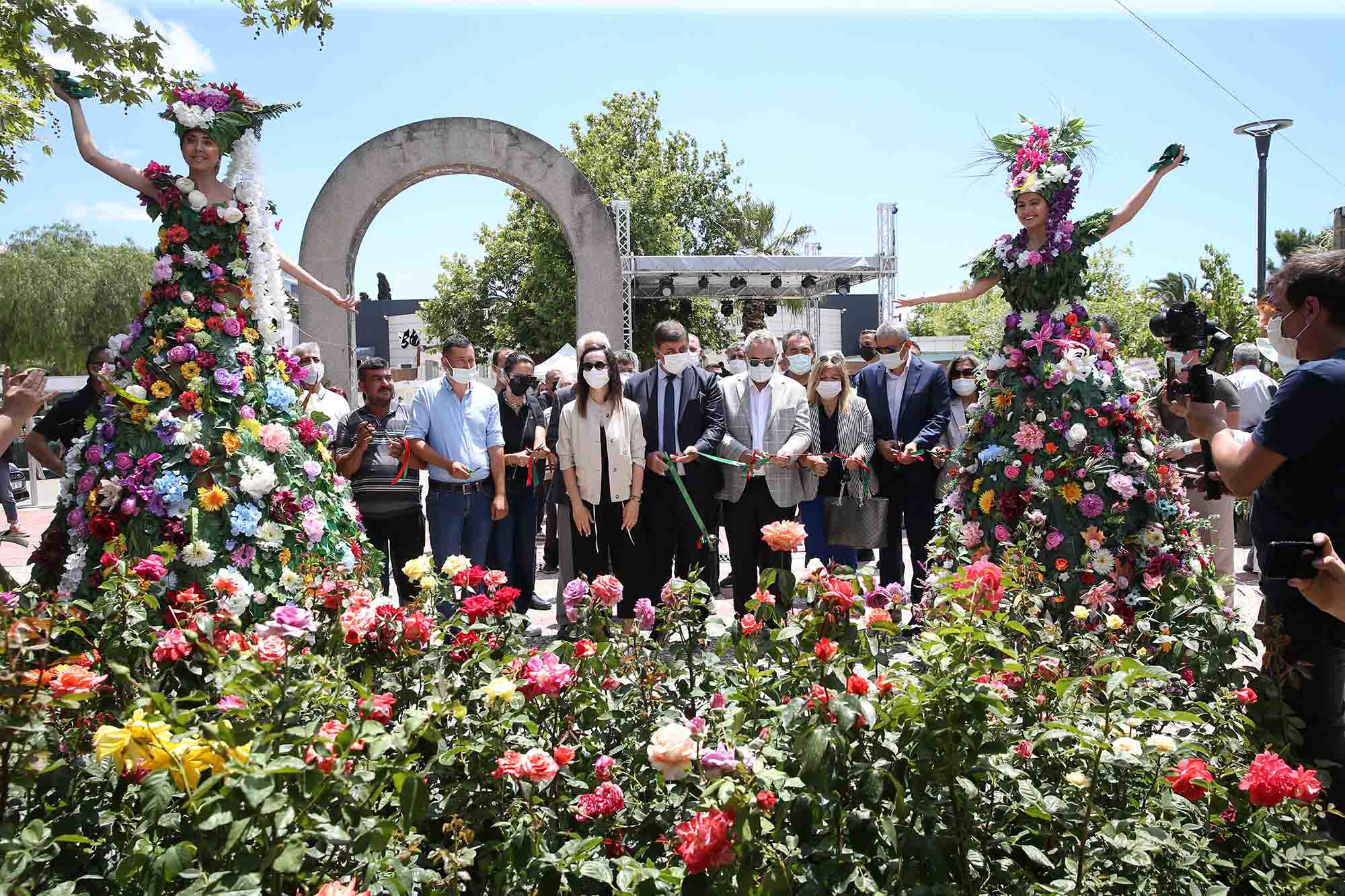 Karşıyaka Çiçek Pazarı’na coşkulu açılış