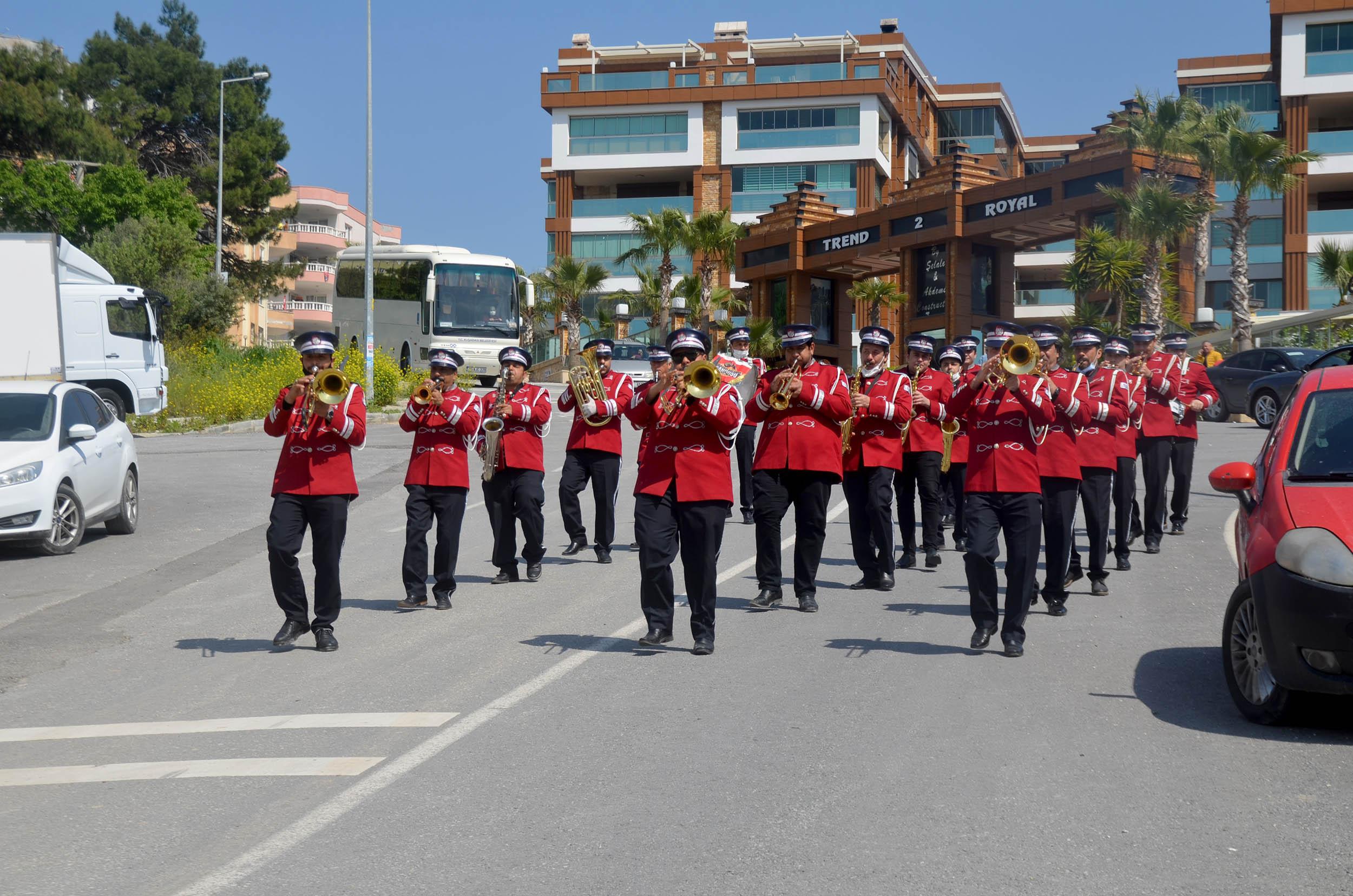 KUŞADASI BELEDİYE BANDOSU BU KEZ ÇOCUKLAR İÇİN ÇALDI