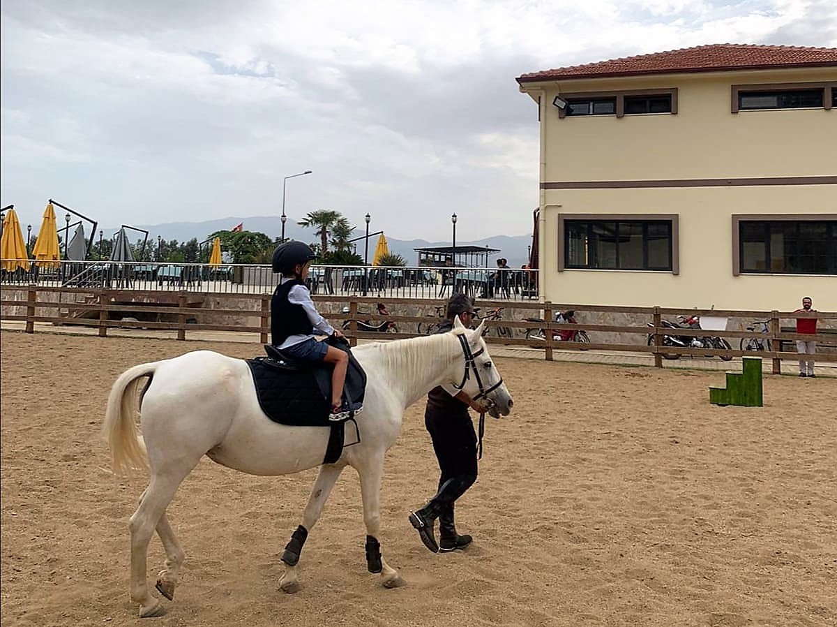 Ödemiş Belediyesi Taypark’ta çocuklar için atla gezinti turları başladı 