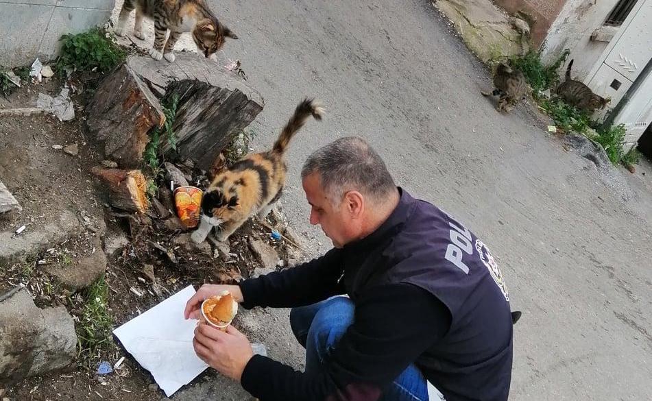 Polis Memurunun Örnek Hayvan Sevgisi