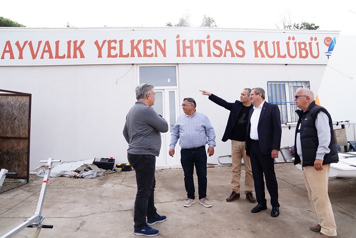 Yelkende Ayvalık rüzgarı