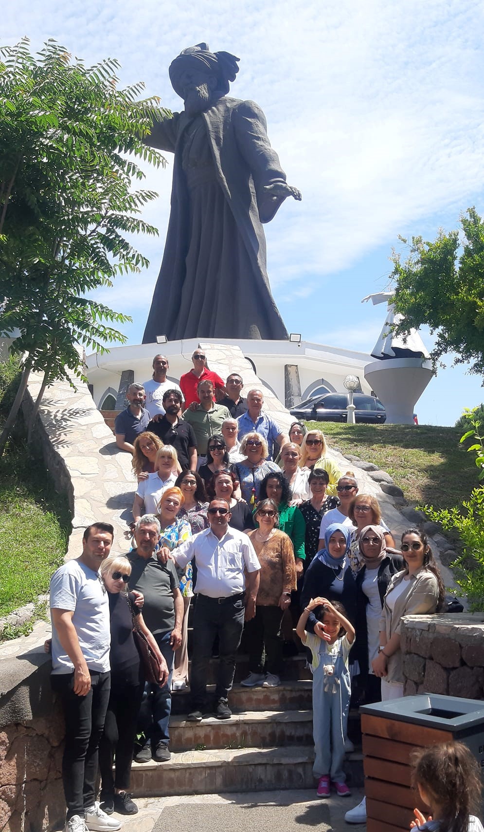 Yiğitler Mahalle Muhtar Adayı Özgül Özeriç, Mahalle Sakinlerine Kahvaltı Verdi.